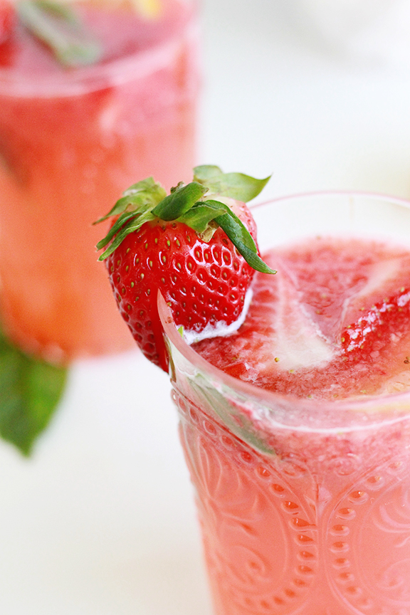 Fresh Strawberry Lemonade Cocktail