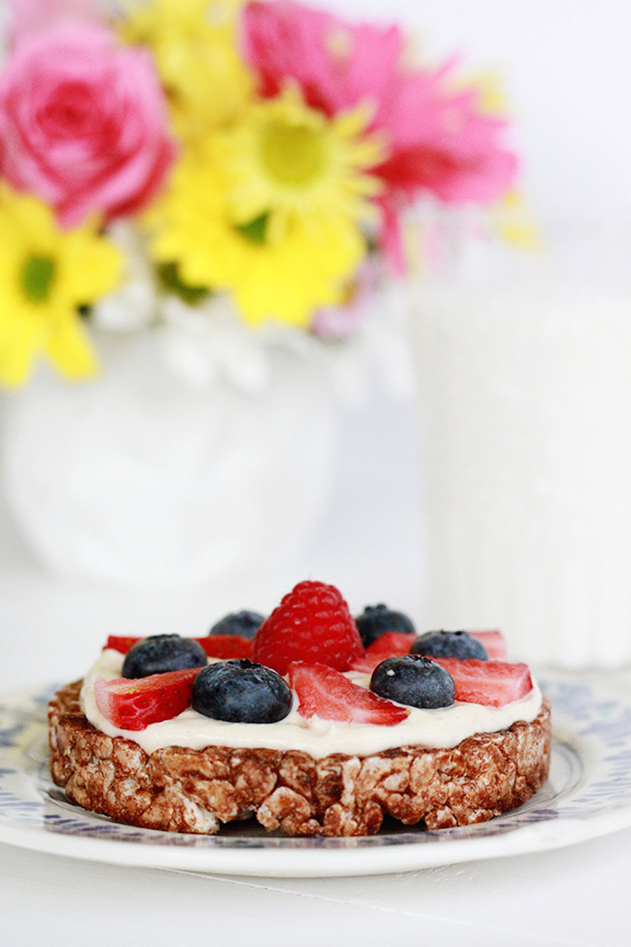 Whipped Peanut Butter Greek Yogurt Rice Cakes with Berries. Delicious for breakfast or an afternoon snack!