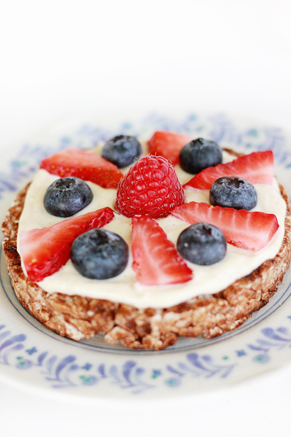 Whipped Peanut Butter Greek Yogurt Rice Cakes with Berries. Delicious for breakfast or an afternoon snack!