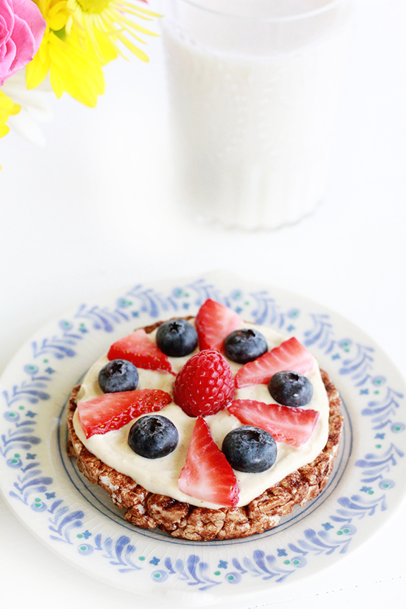 Whipped Peanut Butter Greek Yogurt Rice Cakes with Berries. Delicious for breakfast or an afternoon snack!