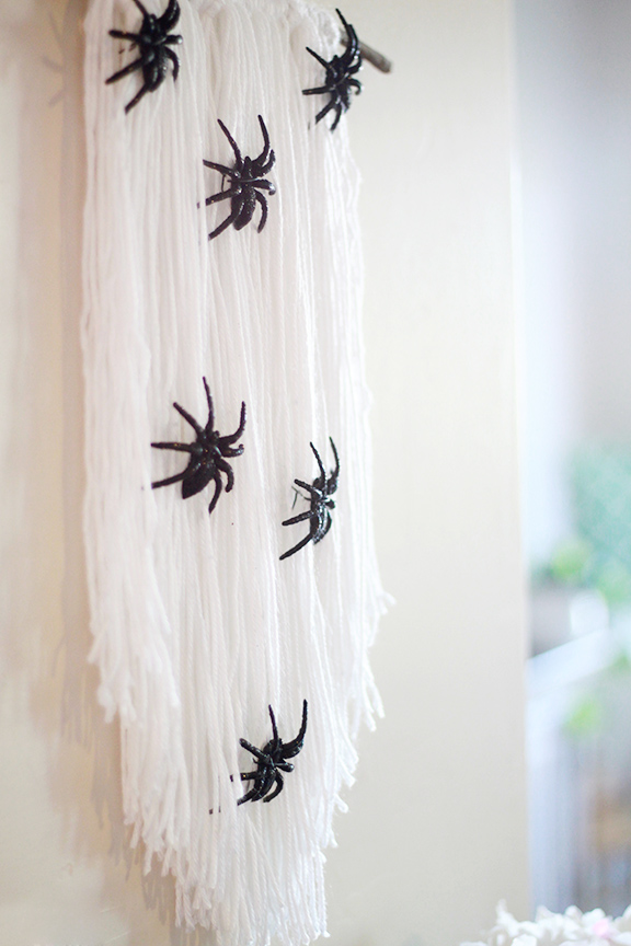 DIY Halloween Spider Wall Decoration