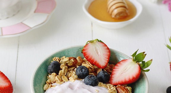 Greek Yogurt Bowl with Berries and Honey