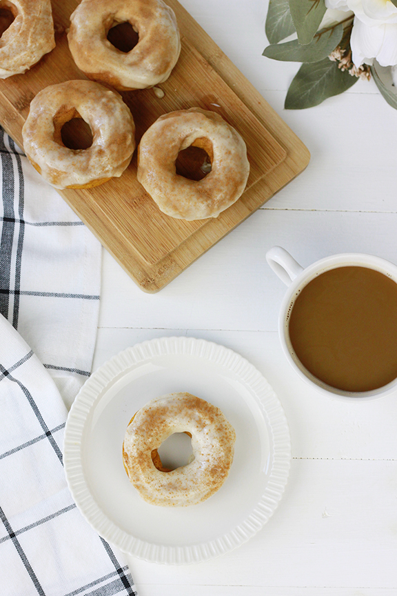 Baked Pumpkin Spice Donuts with Maple Glaze | Baked Pumpkin Spice Donut Recipe | Fall Breakfast Inspiration | Fall Brunch Ideas | Pumpkin Spice Recipe Inspiration