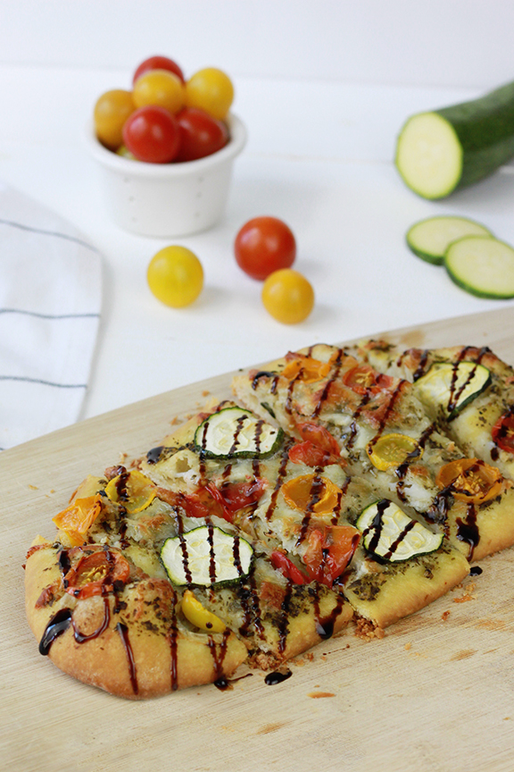 Heirloom Tomato and Zucchini Pesto Pizza | Homemade Pizza Recipe | Summer Dinner Inspiration | Farmer's Market Recipe