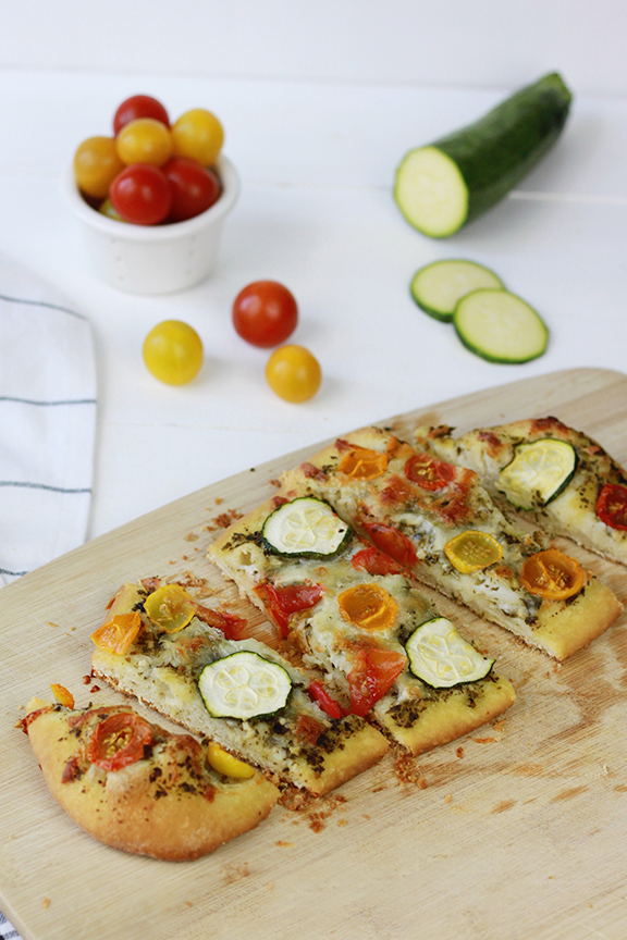 Heirloom Tomato and Zucchini Pesto Pizza | Homemade Pizza Recipe | Summer Dinner Inspiration | Farmer's Market Recipe
