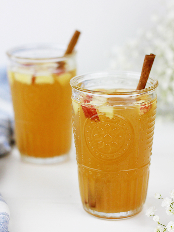 The Best Fall Cocktail - Caramel Apple Sangria | Fall Sangria Inspiration | Thanksgiving Cocktail Idea | Apple Recipe Inspiration