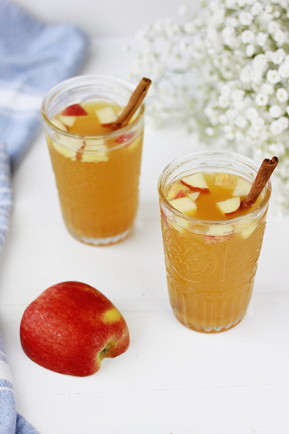 The Best Fall Cocktail - Caramel Apple Sangria | Fall Sangria Inspiration | Thanksgiving Cocktail Idea | Apple Recipe Inspiration