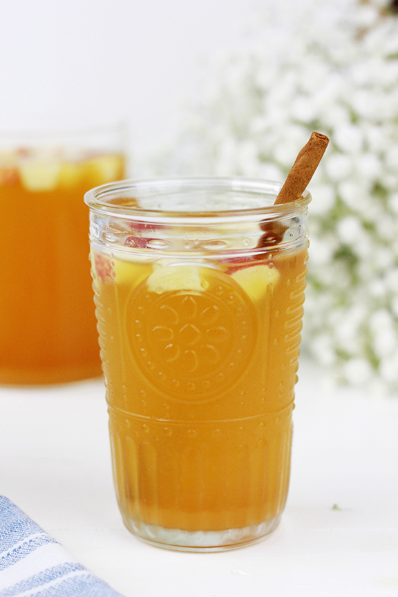 The Best Fall Cocktail - Caramel Apple Sangria | Fall Sangria Inspiration | Thanksgiving Cocktail Idea | Apple Recipe Inspiration