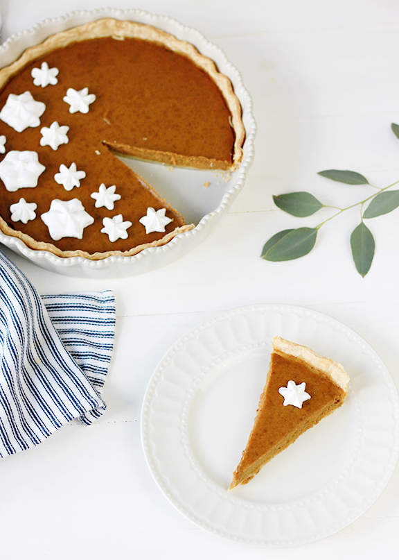Pumpkin Pie with Meringues | Thanksgiving Dessert Ideas | Thanksgiving Party Inspiration | Thanksgiving Dessert | Thanksgiving Dinner | Pumpkin Pie Recipe | Fall Baking Inspiration