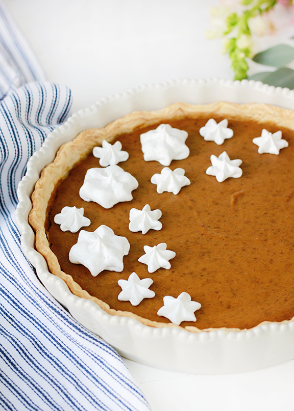 Pumpkin Pie with Meringues | Thanksgiving Dessert Ideas | Thanksgiving Party Inspiration | Thanksgiving Dessert | Thanksgiving Dinner | Pumpkin Pie Recipe | Fall Baking Inspiration