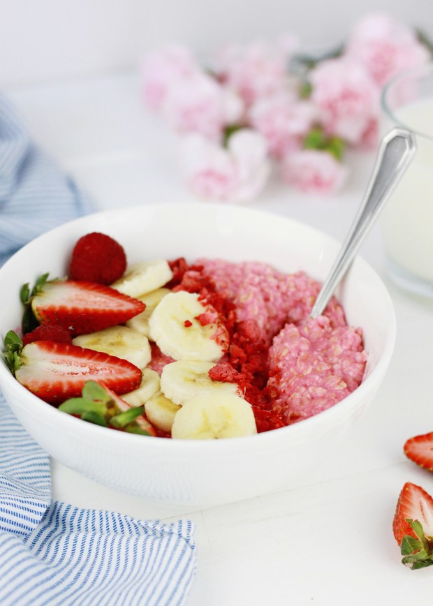 Strawberry Oatmeal Bowl | Strawberry Breakfast | Healthy Breakfast Ideas | Pink Breakfast Inspiration | Pink Oatmeal | Breakfast Bowl Inspiration