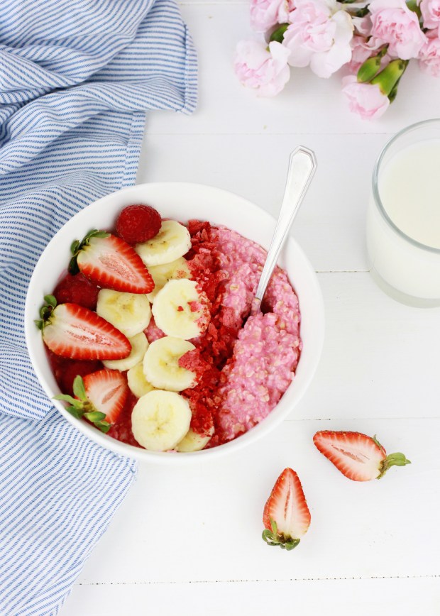 Strawberry Oatmeal Bowl | Strawberry Breakfast | Healthy Breakfast Ideas | Pink Breakfast Inspiration | Pink Oatmeal | Breakfast Bowl Inspiration