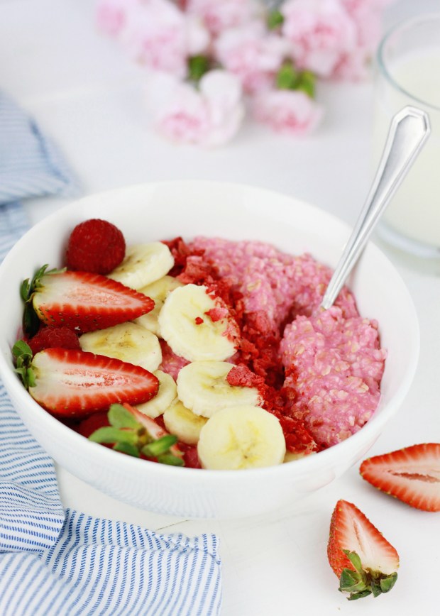 Strawberry Oatmeal Bowl | Strawberry Breakfast | Healthy Breakfast Ideas | Pink Breakfast Inspiration | Pink Oatmeal | Breakfast Bowl Inspiration